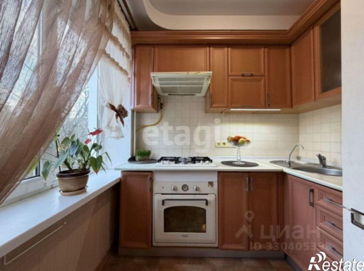 3-комн квартира улица 60 лет Октября, 17,  д. 17