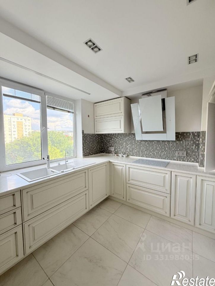 3-комн квартира ул Караманова, 3,  д. 3
